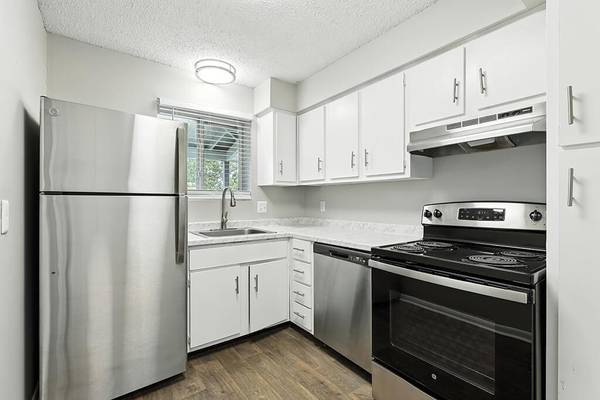 $975 / 1br - 720ft2 - Sand volleyball court, Business center with conference room & Wi-Fi (City Side)63904698498434121