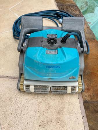 Maytronics Oasis Z5i pool bot 1