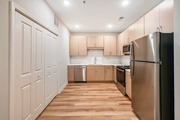 $1,450 / 2br - 950ft2 - NO app fees or Admin Fees APPLY TODAY FOR FREE (Burlington)64027442538499124