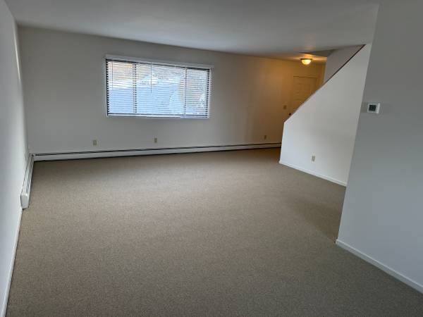 DUPLEX*PORCH*RIVER VIEW*W/D IN UNIT*PARKING*CLOSE TO RR/SHOPS********* 1