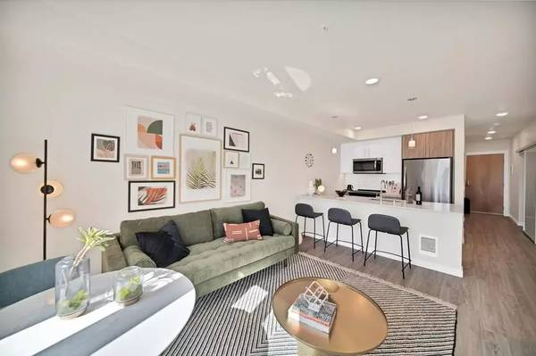 $2,033 / 1br - 694ft2 - Seamless blend of style & comfort: Dive into our 1 BR. (Kirkland)63786613761665122