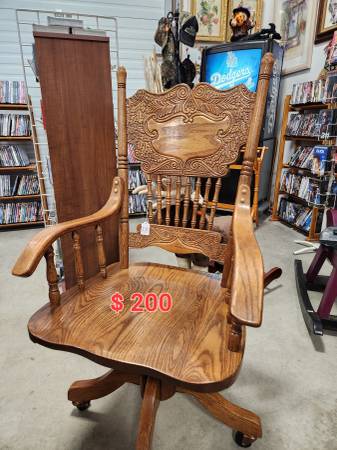 Beautiful Oak Office Chair 1