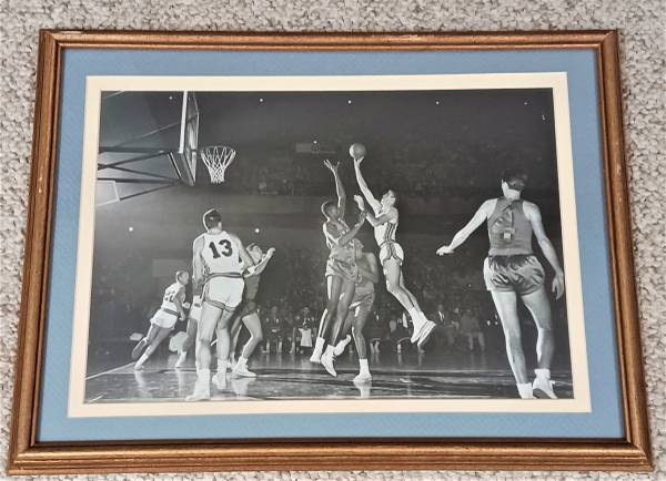 St. Louis Hawks Original Vintage Picture Bob Pettit 17x13 NY Knicks 1