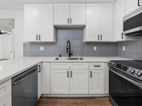 $2,495 / 1br - 1 Bedroom Now Updated! - Elevator - Large Closets and Pantry (Golden Hill)63701665372929121