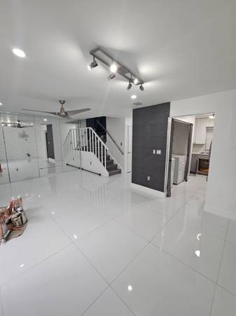 $1,100 / 2br - 1500ft2 - Townhouse 2 bedrooms 2.5 baths (Miami)64049281118851121