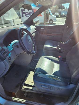 2006 Toyota sienna (wheelchair Van) Runs good Salvage title - $2,200 (san carlos)63438812966787123