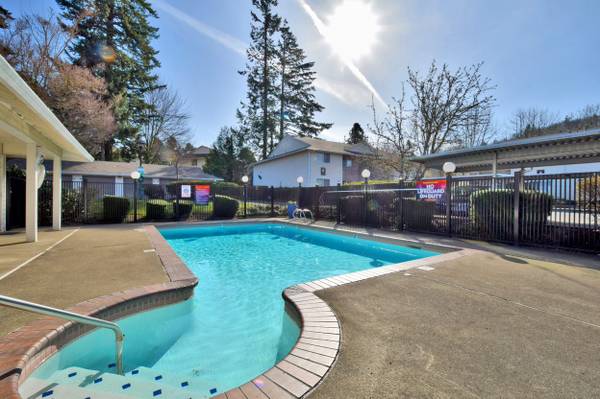 Available 1-1! Third Floor Apartment Home! Spacious! W&D! 1