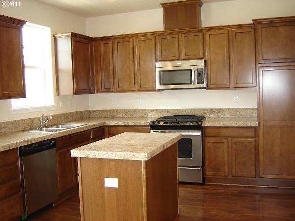 $2,599 / 3br - 1478ft2 - Hermosa casa de 3 habitaciones y 3 baños en Tigard! Patio trasero cercado y gran terraza (Tigard)63672618731523121