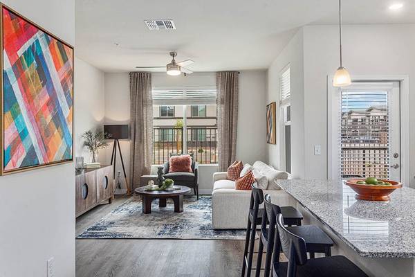 $1,355 / 1br - 773ft2 - Sala de Juegos al Aire Libre con Corn Hole, Taquillas de Servicio Automático (7601 W Glendale Ave, Glendale, AZ)63966951256195120
