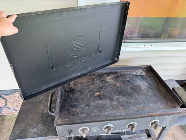 Blackstone grill/griddle with top - $120 (Stuttgart AR)63471314152065124