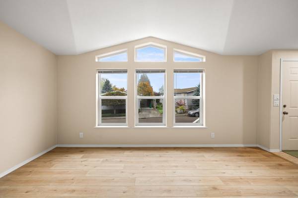 $229,900 / 3br - 1820ft2 - 11-1017 WOW! This home is Amazing! Total Remodel! 3brm/2ba Home in 55+ (PORTLAND)64170668142081124
