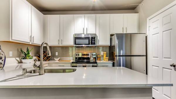 $1,740 / 1br - 962ft2 - EXCEPTIONAL LOCATION, ATTACHED GARAGE ~6 WKS FREE! (Addison)63796350740227120