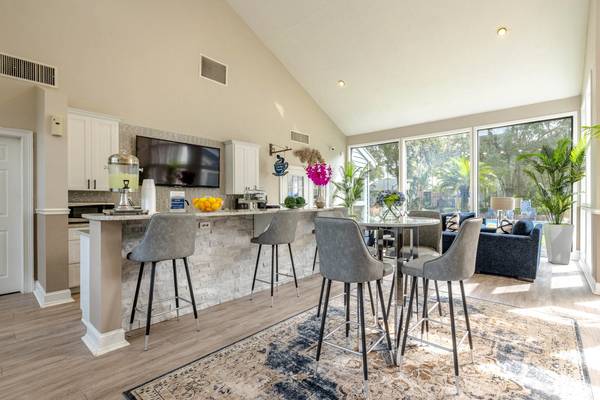 $2,199 / 3br - 1455ft2 - SPOOK-TACULAR DEALS! MOVE IN BY 10/17 & SAVE! (8401 Southside blvd, Jacksonville, FL)64005272194818123