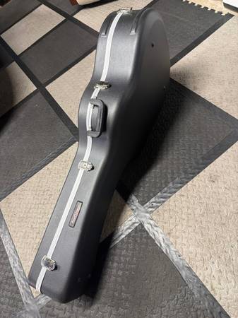 Roadrunner  Dreadnaught Hard Case 1
