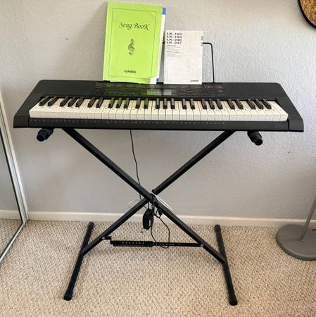 Casio Keyboard w/stand 1