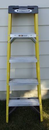 Escalera de fibra de vidrio Werner de 5'. Capacidad de 225 lb con resistencia a resbalones - $95 (Boise)63471412404225120