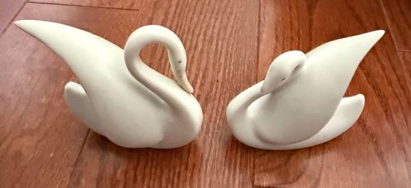 Set of two Vintage Porcelain White Swans by Crowning Touch 1