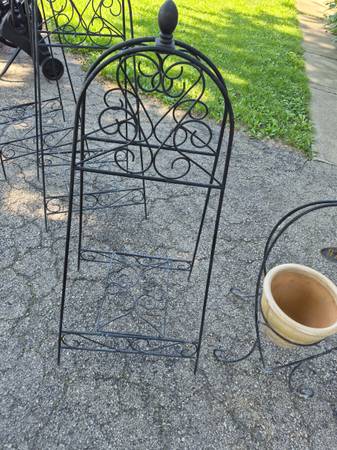 flower pot stands and welcome signs 1