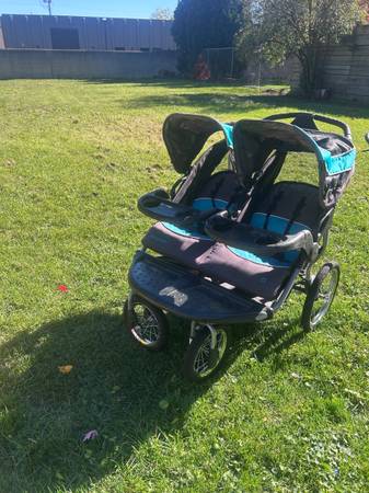 Double jogging stroller 1