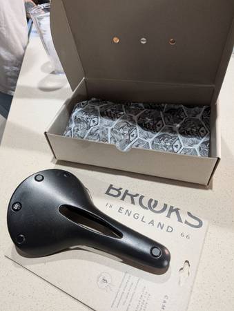 パーツ BROOKS cambium C17 carved black C17 Carved, gravel saddle with hole - Brooks England