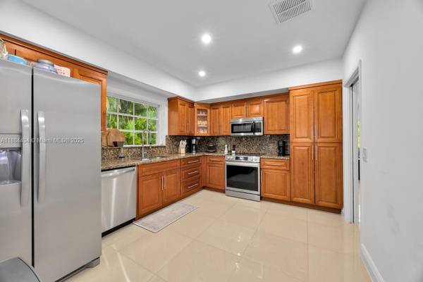 $7,200 / 4br - 1845ft2 - 🔑 4/2 SOUTH MIAMI:  Get It Now  Spacious Light-Filled Updated 4-Bedroom Home (South Miami)64049275592706122