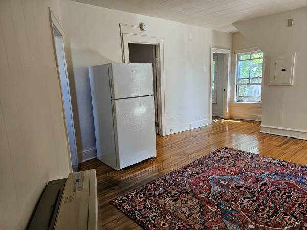 $1,450 / 1br - Across from Police Station, Close to downtown (Burlington)63969738550019123