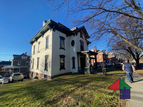 $3,600 / 3br - Great 3 Bedroom- Burlington- HEATED! Avail 6/1/25 (Burlington)63784662794625121
