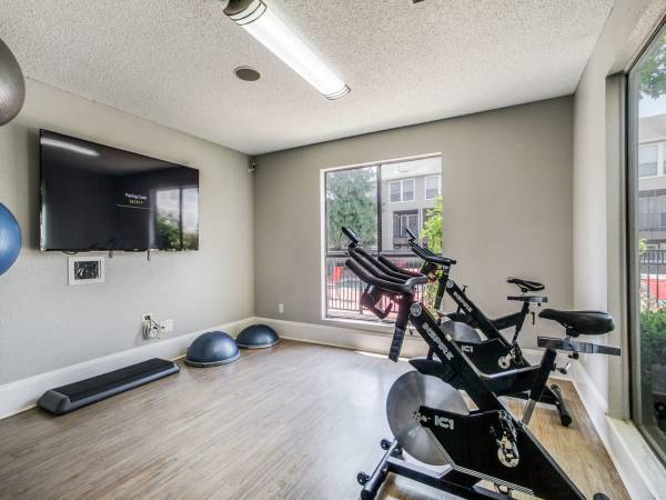 $1,050 / 1br - 742ft2 - Washer and Dryer Connections, Hardwood Floors, 1B/1B (2804 Belt Line Road, Garland, TX)63796578500995121