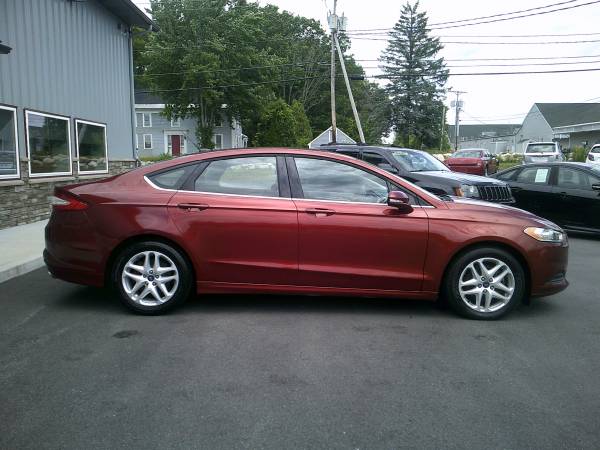Ford Fusion SE Bluetooth, entrada auxiliar, automóvil limpio y confiable **1 año de garantía** - $6.995 (**Garantía nacional de 1 año/12.000 millas**)63437569683715123