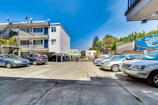 Location matters! Discover Apartment in Oakland's core. 1