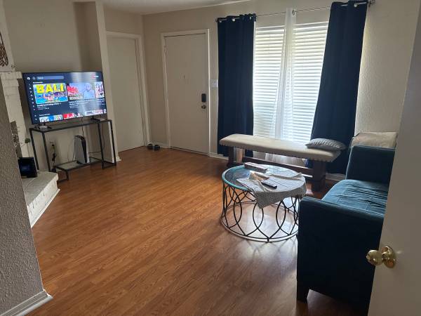 $700 Modern bedroom (Webster)63160489842433124