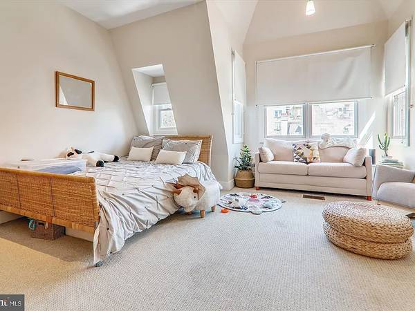 $1,510 / 2br - 1738ft2 - Contemporary 2Bed Townhome in Prime Location (Columbia Heights, Northwest)64040025946625124