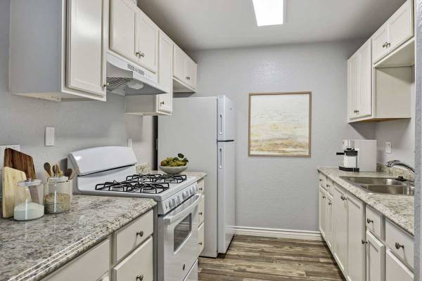 $2,650 / 2hab - 954ft2 - Instalaciones de lavandería en el lugar, armarios espaciosos, piscinas (10108 Calle Marinero, Spring Valley, CA)63865932862209122