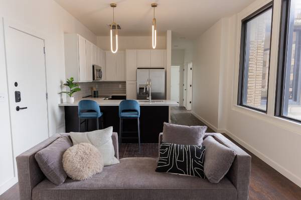 $2050.00 / 2br - 731ft2 - Spacious Two Bed, Two Bath Apartment With Beautiful Views63982133014147124
