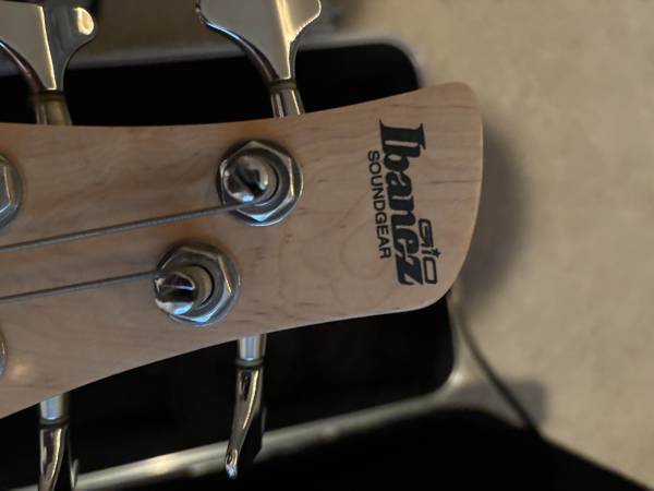 ibanez bass 4 string + case 1