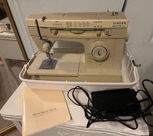 Singer machine,table and accessories 1