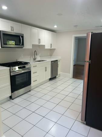 $3,000 / 2br - ¡Recién renovado de 2 dormitorios! (Stoughton)63810113464451124