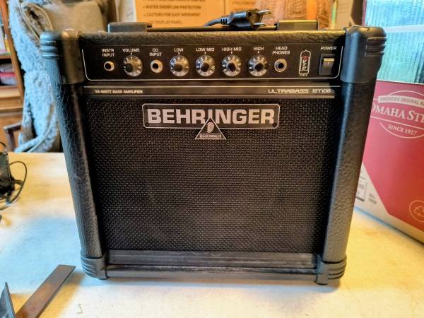 BEHRINGER AMPLIFIER 1