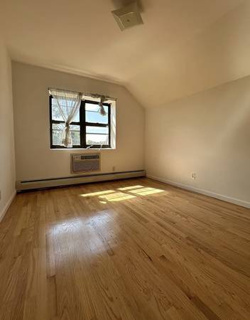 $2,550 / 3br - Tranquilo de 3 habitaciones/2 baños con 1 espacio de estacionamiento en 57 Ave en Flushing. (Flushing)63689861742083124