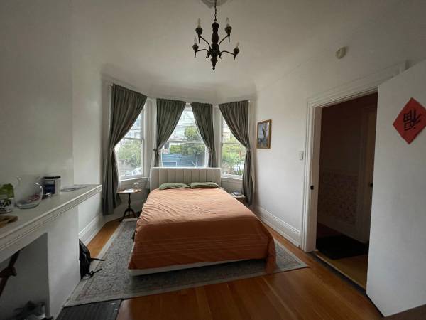 Room in shared Victorian 1