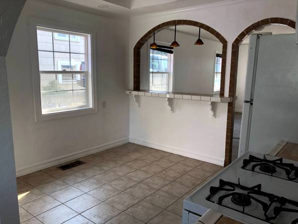 $2,795 / 2br - 855ft2 - Quaint remodeled cottage located on quiet street with storage/shop (Crockett)63667924995073124
