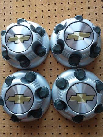 LIKE NEW 6 BOLT GM/CHEVROLET WHEEL COVERS SILVERADO, YUKON, BLAZER 4X4 1