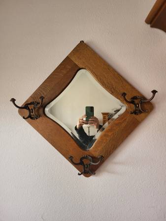 Anique mirror with coats hooks