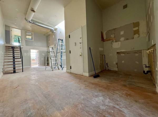 Bushwick 3 bed 1 bath duplex, double height ceiling, giant bedrooms 1