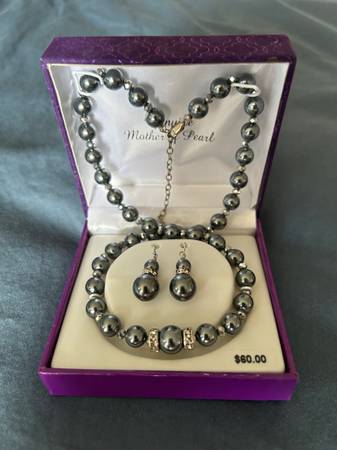 Pearl necklace and earrings set 1