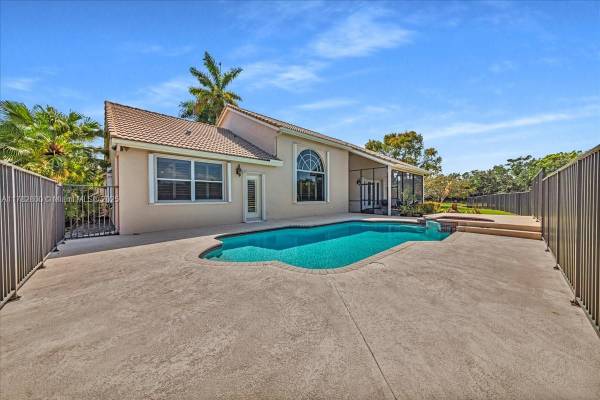 $8,700 / 4br - House with huge land and lake front (3279 Huntington)63906442748803120