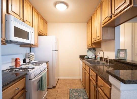 $2,740 / 700ft2 - Sala Wi-Fi, Aire Acondicionado, Estacionamiento Cubierto (3767 Clarington Ave, Los Ángeles, CA)63818782802435124