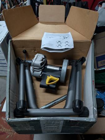 Cycleops Fluid 2 Trainer and Climbing Block 1