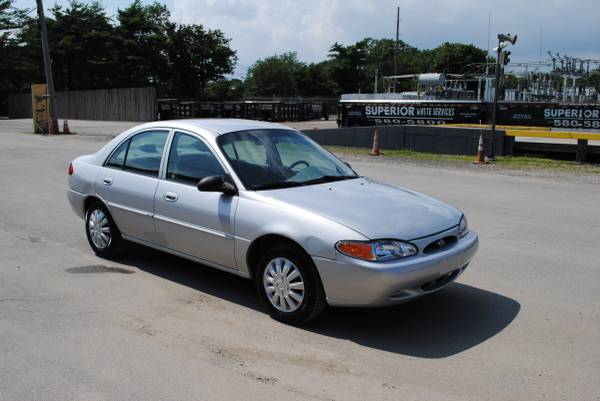 Ford Escort SE 2001, pocos kilómetros - $4,900 (Holbrook)63470616323459122