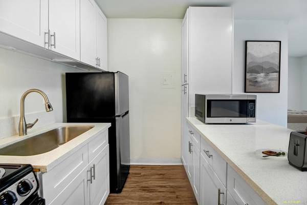$1,695 / 525ft2 - Studio in RESEDA* Quartz Counters* SS Appliances* Patio* Pool* (Reseda)63701130240899123